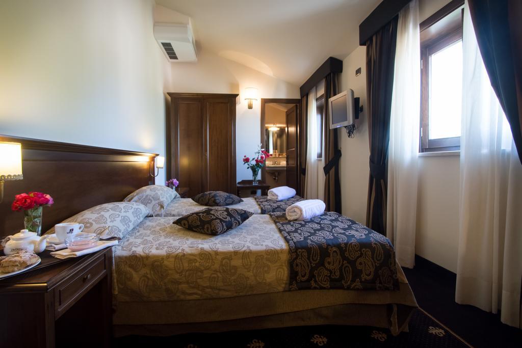 Antica Stazione Hotell Chiaramonte Gulfi Rum bild